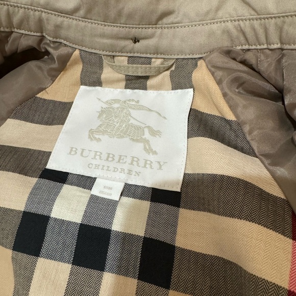 Burberry kids trench coat 
Excellent condition 
Size 18 months - Picture 3 of 5